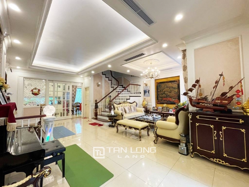 Sparkling semi-detached villa for rent in Vinhomes Riverside Hanoi 1