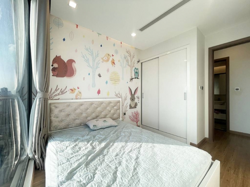 Splendid 2-bedroom apartment in M2 building, Vinhomes Metropolis for rent 11