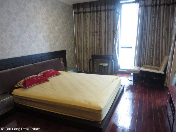 Two-bedroom apartment for rent on 18th floor, Vincom Tower, Ba Trieu Street, Hai Ba Trung District 1