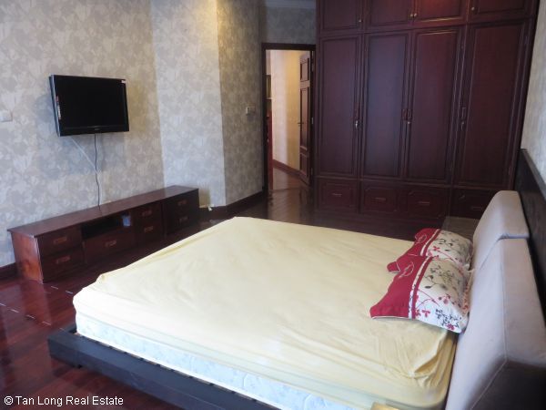 Two-bedroom apartment for rent on 18th floor, Vincom Tower, Ba Trieu Street, Hai Ba Trung District 2