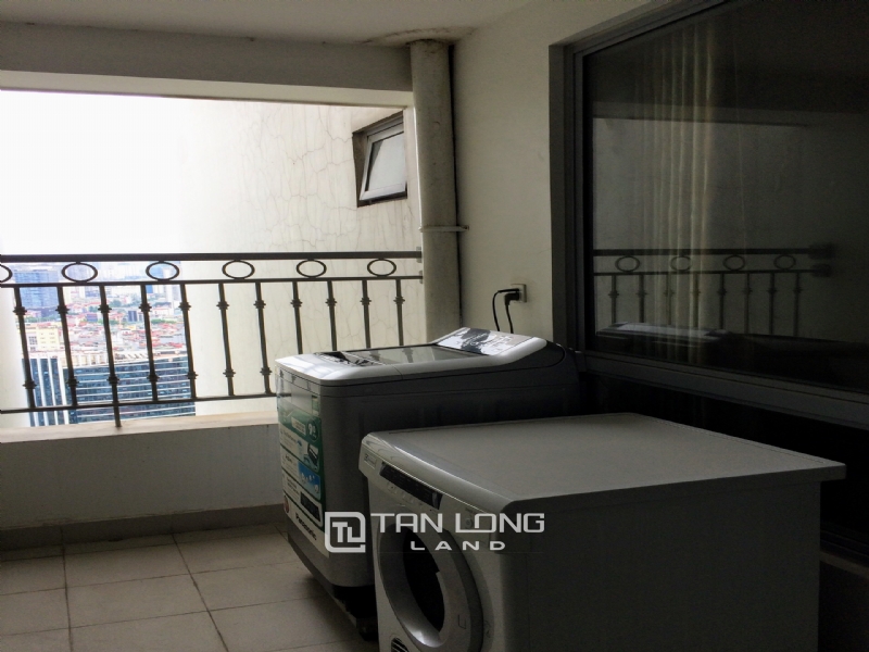 Warmish Apartment with 3 Bedrooms for rent in Vinhomes Nguyen Chi Thanh 4