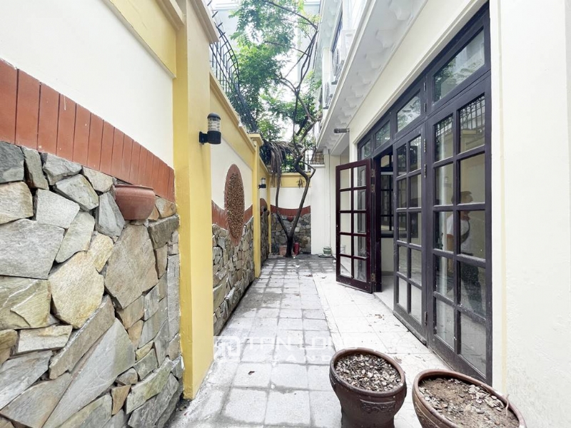 Well - renovated villa for rent in Ciputra D3 block 29